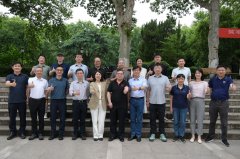 全体参会带领、专家取师生正在演讲厅一楼合